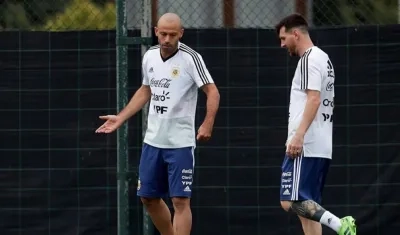 Javier Mascherano junto a Lionel Messi. 