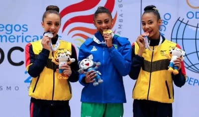 La gimnasta brasileña Bárbara Godoy Domingos (c), y las colombianas Lina Dussan (i) y Oriana Viñas (d) posan durante la ceremonia de premiación de las competencias de gimnasia rítmica.