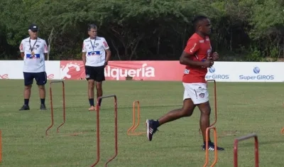 Iván Rivas en entrenamiento siendo observado por el técnico Julio Comesaña.