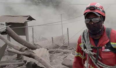 Rescatistas buscan sobrevivientes en zonas afectadas.