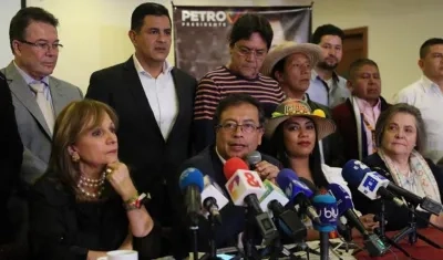 Candidato Gustavo Petro junto a Ángela María Robledo, Clara López, entre otros dirigentes.