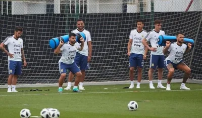  Los jugadores de la selección de Argentina durante el entrenamiento del combinado albiceleste en la ciudad deportiva del FC Barcelona.