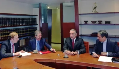 El Gobernador Verano junto al equipo jurídico de Bavaria. 