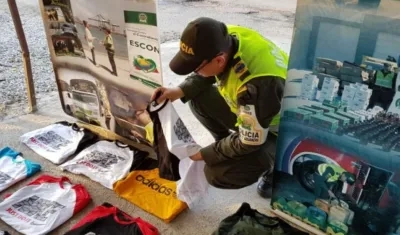 Los capturados, entre ellos funcionarios y exfuncionarios de la DIAN, recibían dinero para dejar pasar el contrabando.