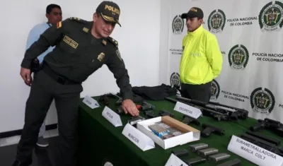 El General mostró el armamento de guerra incautado en la finca.