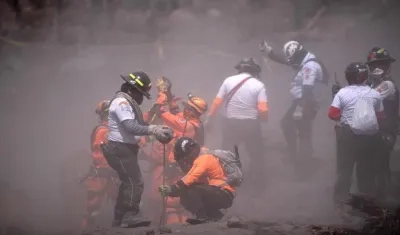 Rescatistas continúan las labores de búsqueda y rescate hoy en el área de El Rodeo, en el departamento de Escuintla (Guatemala). 