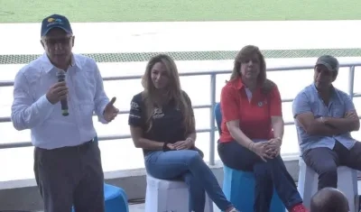 Baltazar Medina con Ana María Aljure, Clara Luz Roldán y Alejandro Char. 