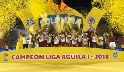 Los jugadores alzan el trofeo.