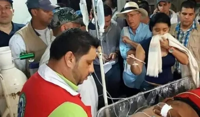 El Senador Álvaro Uribe supervisando la atención a los lesionados.