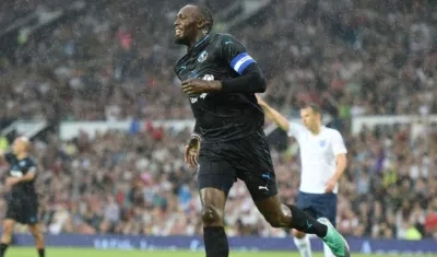 Usain Bolt celebrando su gol. 