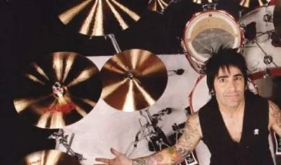 Álex González, baterista de Maná.