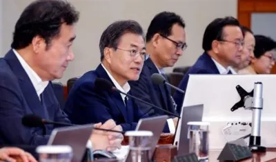 Moon y su Gabinete observan en directo por televisión el inicio de la cumbre en Singapur.