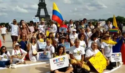 Manifestación en París, en apoyo a Petro.