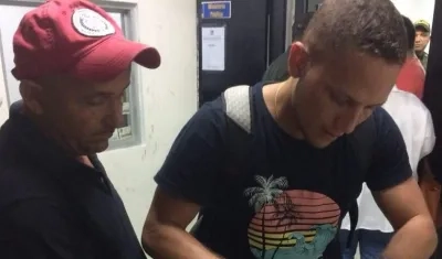 Gilberto Luna (izquierda y de gorra) durante la reseña judicial. 