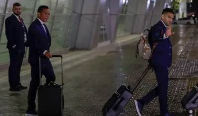 Falcao García y Carlos Bacca bajan del avión tras su llegada Kazán. 