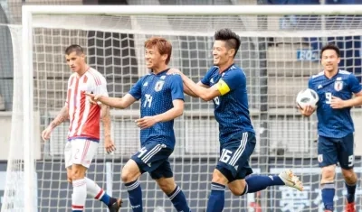 El centrocampista japonés Takashi Inui celebra tras marcar gol.