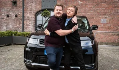 El presentador británico James Corden y el beatle Paul McCartney.