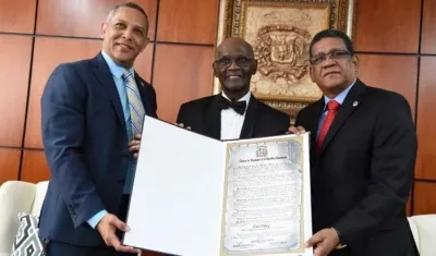 El músico y cantante Cuco Valoy homenajeados por diputados de la Cámara.