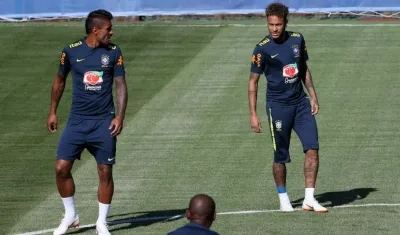 Paulinho y Neymar, durante un entrenamiento. 
