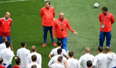 Stanislav Cherchesov habla con sus jugadores de la Selección Rusia.