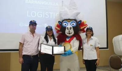 Daniel Nogera, director de los Juegos Centroamericanos y del Caribe; Jackeline Rojas, directora del SENA ATlántico, Baqui, anfitrión de Barranquilla 2018 y Dora Heinz, directora de voluntariado de Barranquilla 2018. 