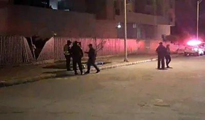 Presunto sicario venezolano tendido en el suelo. 