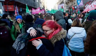 Mujeres celebrando la decisión de la Cámara. 