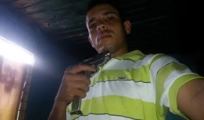 Roberto José Rivera Parra posa con un arma, en una de las fotos de su Facebook.