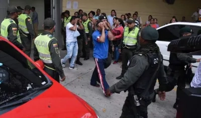 Los agentes al salir de la audiencia de legalización de captura.