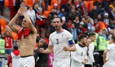 Edison Cavani y Diego Godín celebran el triunfo. 