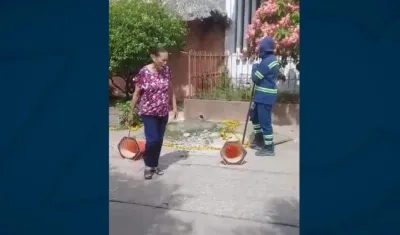 La mamá de la alcaldesa de Sincé amenazando con machete a operarios de la empresa Adesa.