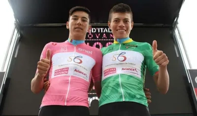 Alejandro Osorio con la camiseta rosada de líder y Cristian Muñoz con la camiseta verde de la montaña.