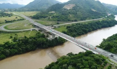 Imagen aérea del puente Enrique Santos Castillo.