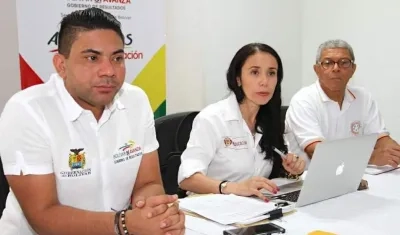 El secretario (e) de Educación de Bolívar, Robinsón Casarrubia, junto a funcionarios del Ministerio de Educación.