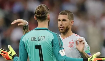 De Gea y Ramos se abrazan antes del duelo ante Portugal. 