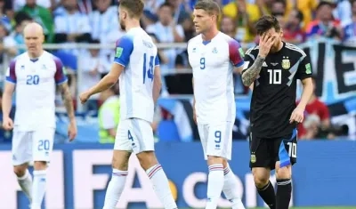La frustración de Messi después de empatar ante Islandia. 