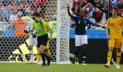 Paul Pogba celebras, tras que el juez Cunha sancionara el gol. 