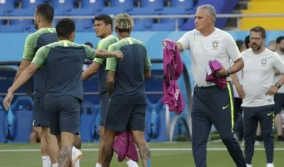 Tite durante un entrenamiento con Neymar y otros jugadores. 