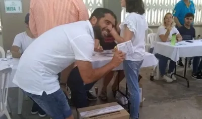 Senador Arturo Char ejerciendo su derecho al voto.