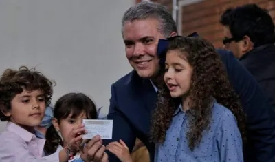 Iván Duque votó acompañado de sus hijos.