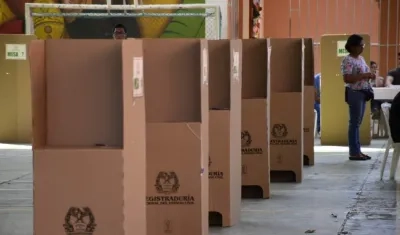 Cubículos de votación, completamente vacíos. 