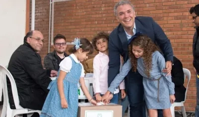 Iván Duque acompañado de sus hijos.