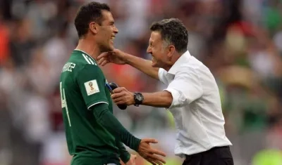 Rafa Márquez se abraza con Juan Carlos Osorio. 