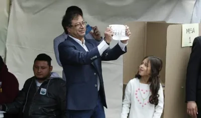 Gustavo Petro junto a su hija. 