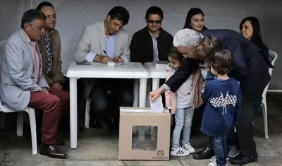 Álvaro Uribe Vélez ejerciendo su voto.