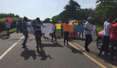 Así protestan estudiantes a la altura de Arroyo Hondo, Bolívar, en la vía al mar.