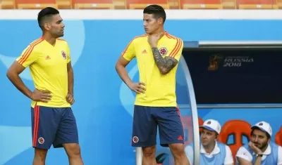 El capitán Falcao García dialoga con James Rodríguez. 