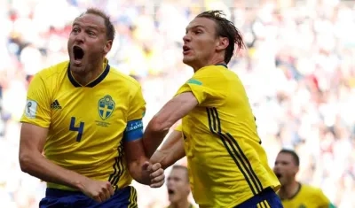 El capitán Granqvist celebrando el gol. 