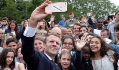 El Presidente de Francia se tomó selfies con estudiantes, pero también regañó a uno que lo llamó "manu".