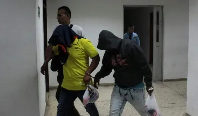 Dos de los 15 policías capturados.